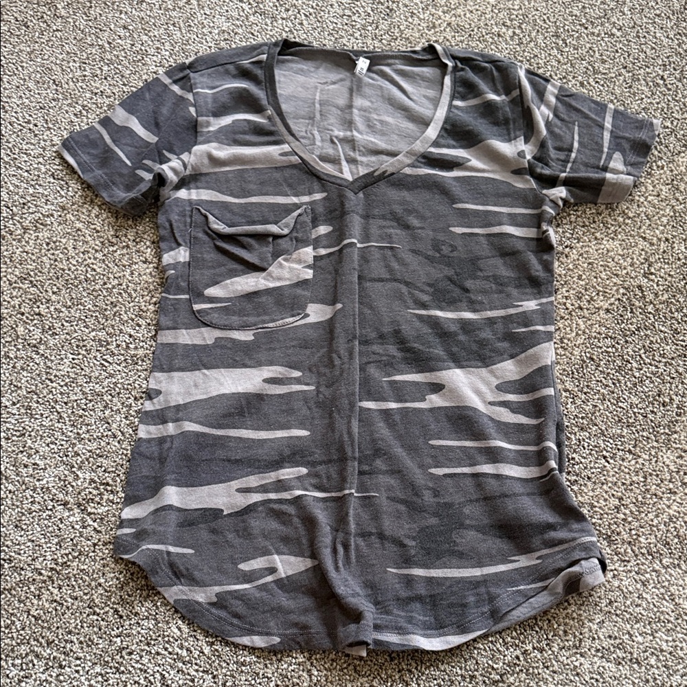 Women’s Z Supply v neck camo t shirt XS
